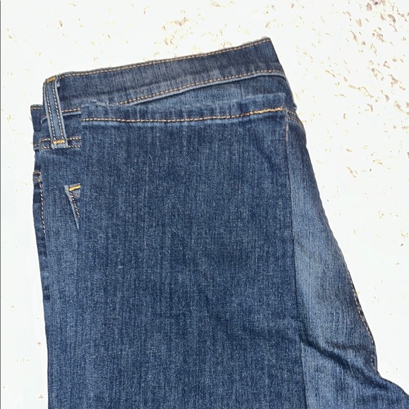 Levi's Blue Relaxed Jeans with Signature Style - Picture 7 of 7